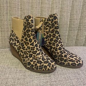 Toms leopard booties